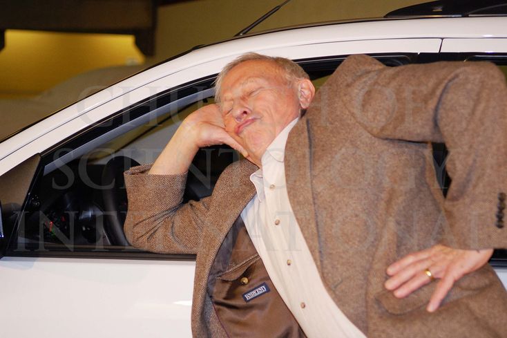 See the Photos: How Ron Miscavige Bites the Hand that Feeds Him