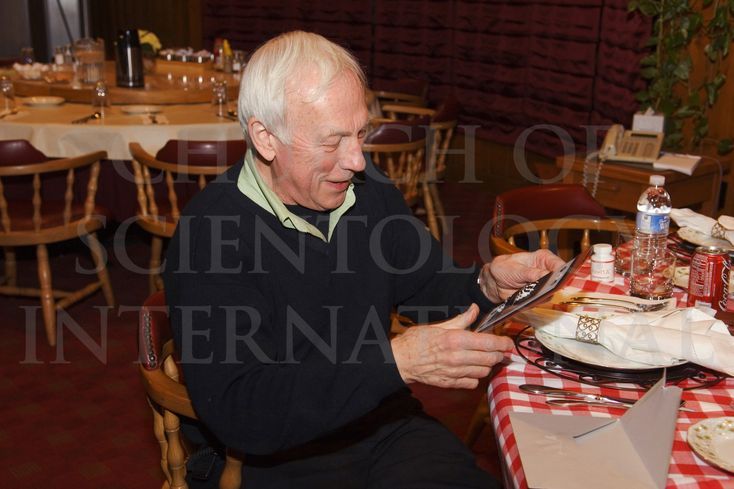 Ron Miscavige reading a birthday card from his son in January 2007.