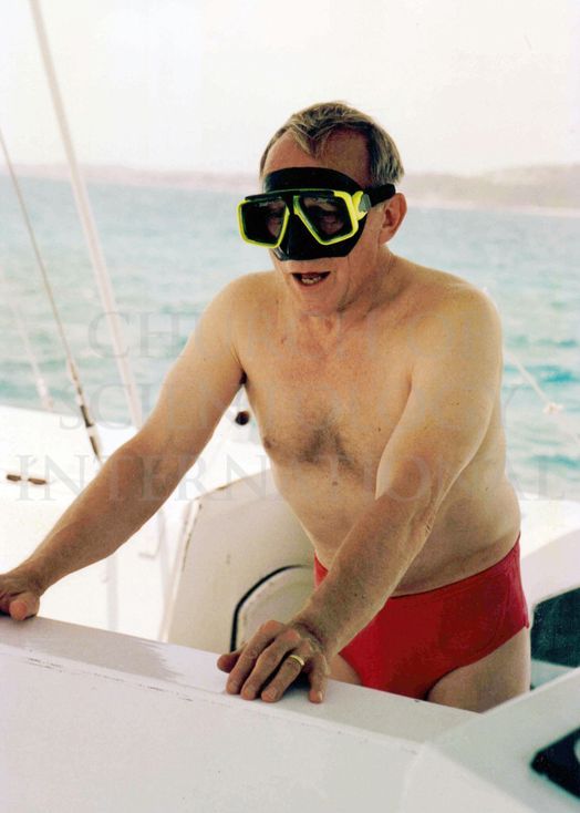 Ron Miscavige snorkeling in the Caribbean on a day off, circa 2000. Doesn’t fit the phony narrative of hard labor Ron cooked up with his “co-author” Dan Koon.